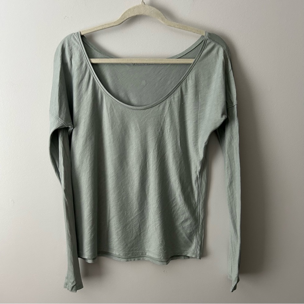 Lululemon long sleeved scoop neck yoga top 8 sage green